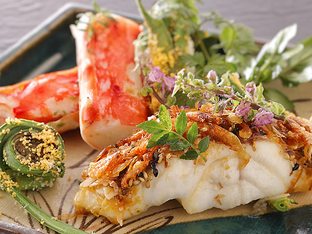 原釜産天然真鯛とタラバ蟹　桜海老衣焼き 春野菜添え